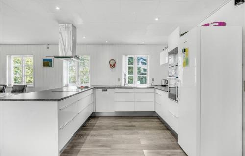Cuina, Awesome Home In Væggerløse With Kitchen in Idestrup