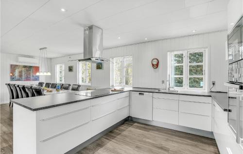 Cuina, Awesome Home In Væggerløse With Kitchen in Idestrup