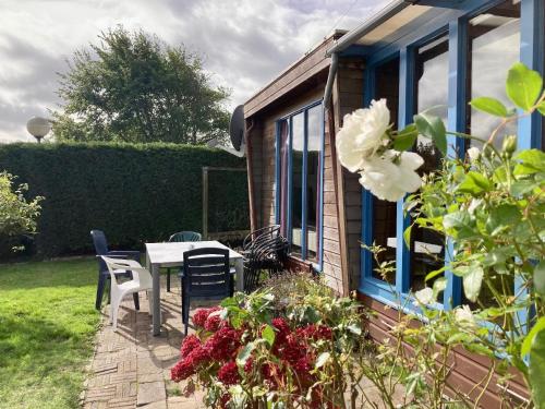 Chalet Christine mit kleinem Garten in Dongeradeel