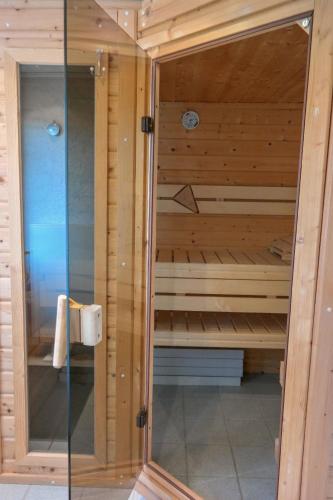 Chalet Christine mit kleinem Garten in Dongeradeel