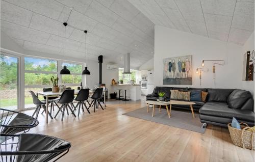 Three-Bedroom Holiday Home In Blavand in Bredmose