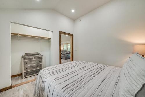 Secluded Broken Bow Cabin with Fishing Pond and Views! Secluded Broken Bow Cabin with Fishing Pond and Views!