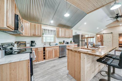 Secluded Broken Bow Cabin with Fishing Pond and Views! Secluded Broken Bow Cabin with Fishing Pond and Views!