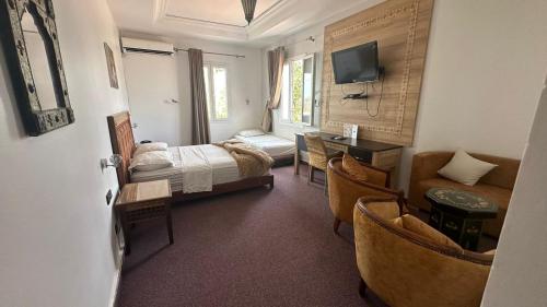 1 queen bed, 2 sofa beds