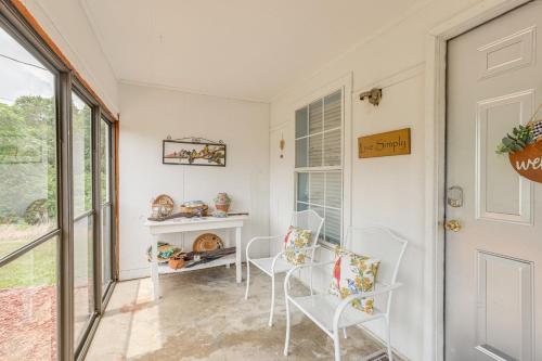 Clanton Cottage with Charcoal Grill and Porch! in Clanton, USA