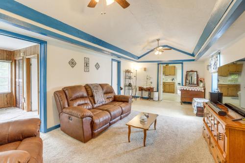 . Clanton Cottage w/ Charcoal Grill & Porch!