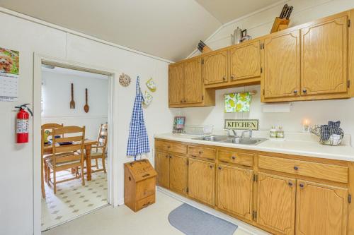 Clanton Cottage with Charcoal Grill and Porch! in Clanton, USA