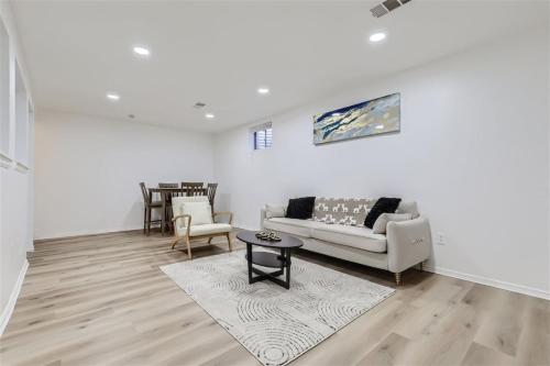 15-mins from DIA, Remodeled, Cozy Downstairs Unit in Aurora, USA