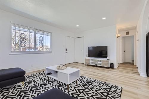 15-mins from DIA, Fenced-Yard, Garage, Remodeled in Aurora, USA