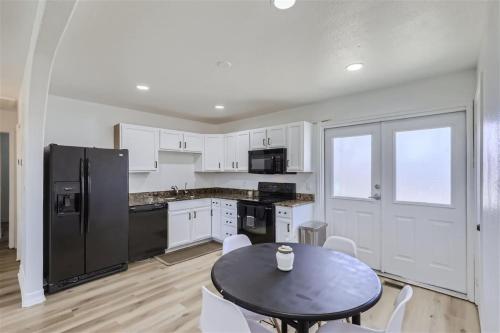 15-mins from DIA, Fenced-Yard, Garage, Remodeled in Aurora, USA