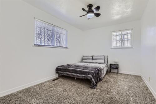 15-mins from DIA, Fenced-Yard, Garage, Remodeled in Aurora, USA