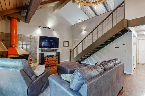 Walk to Golf & Restaurants: Serene Twain Harte Gem in Tvenharta (CA)