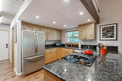Walk to Golf & Restaurants: Serene Twain Harte Gem in Tvenharta (CA)