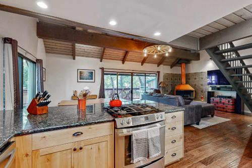 Walk to Golf & Restaurants: Serene Twain Harte Gem in Tvenharta (CA)