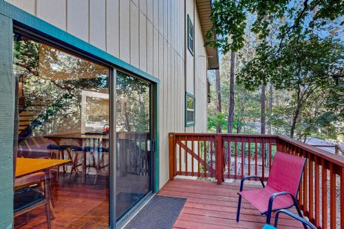 Walk to Golf & Restaurants: Serene Twain Harte Gem in Tvenharta (CA)