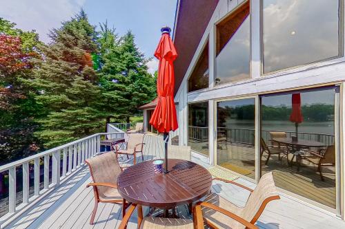 The 711 Lake House in Paw Paw, USA
