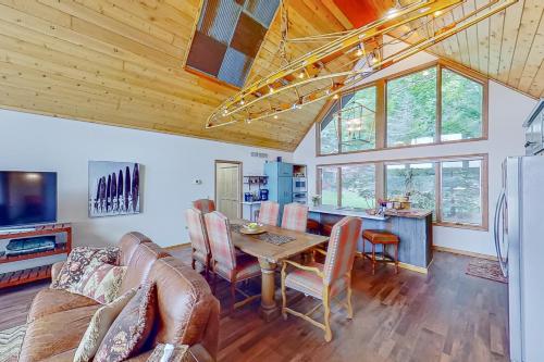 The 711 Lake House in Paw Paw, USA