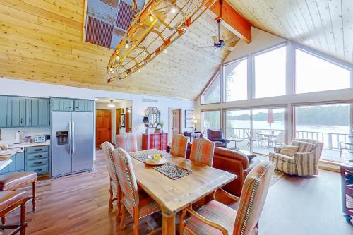 The 711 Lake House in Paw Paw, USA
