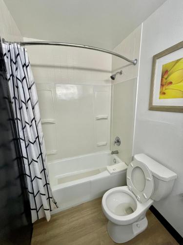 Econo Lodge - image 7