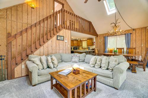 Poconos Cabin Rental - Walk to Lake Wallenpaupack! in Lake Ariel, USA
