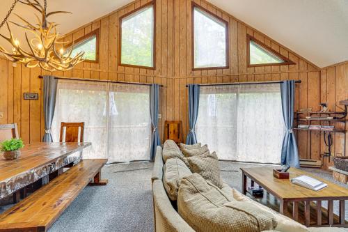 Family Cabin Walk to Lake Wallenpaupack and Marina! - image 10