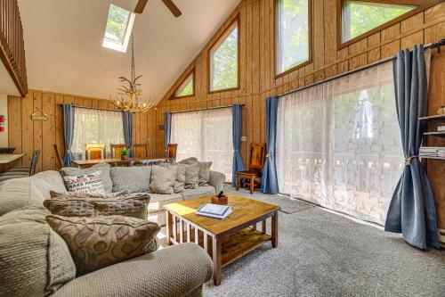 Family Cabin Walk to Lake Wallenpaupack and Marina! - image 9