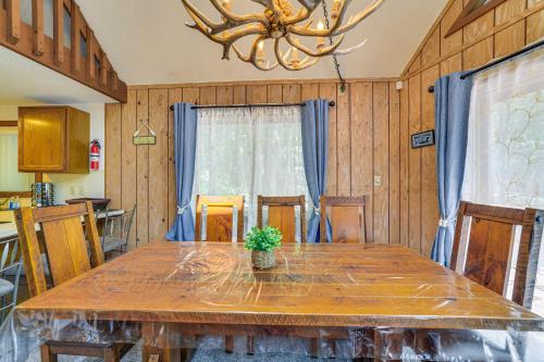 Family Cabin Walk to Lake Wallenpaupack and Marina! - image 12