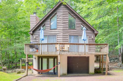 Poconos Cabin Rental - Walk to Lake Wallenpaupack! in Lake Ariel, USA