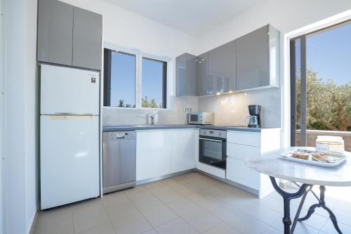 Messinian Blue Seaside Villa in แคลามาทา