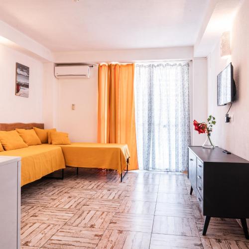 2 bedrooms, 5 beds