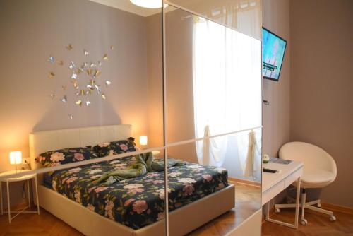 1 queen bed, 1 twin bed