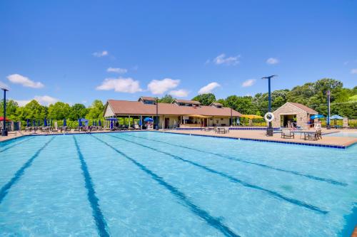 Hot Tub & Barrel Sauna! Lakefront Innsbrook Chalet in Warrenton (MO)