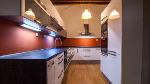Amazing Charles Bridge Apartment, Prague (photo 6)