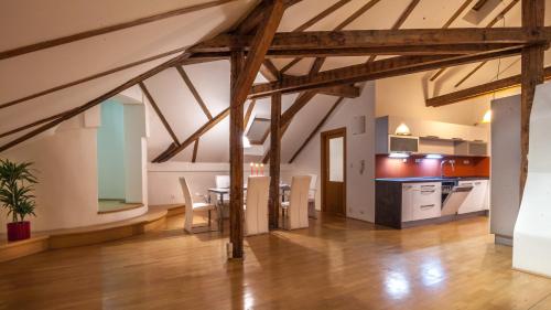 Amazing Charles Bridge Apartment, Prague (photo 7)