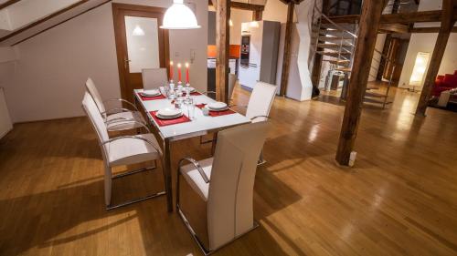 Amazing Charles Bridge Apartment, Prague (photo 10)