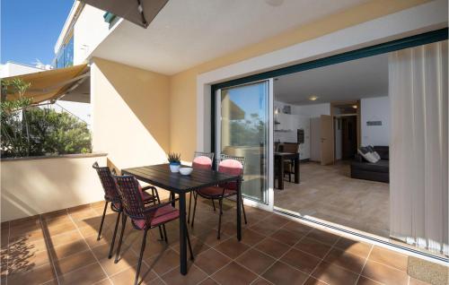 Басейн, 2 Bedroom Lovely Apartment In Omisalj in Омішаль