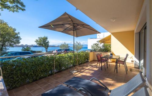 пляж, 2 Bedroom Lovely Apartment In Omisalj in Омішаль