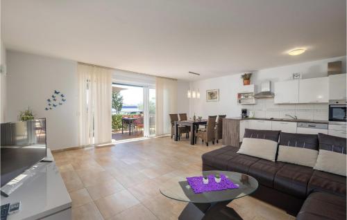 2 Bedroom Lovely Apartment In Omisalj in Омішаль