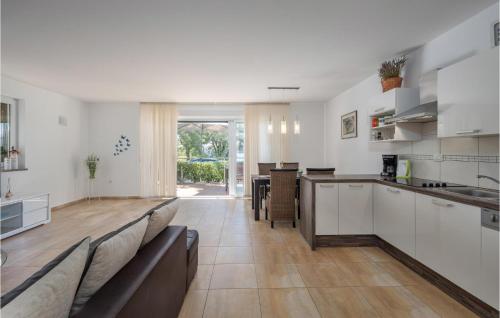 кухня, 2 Bedroom Lovely Apartment In Omisalj in Омішаль