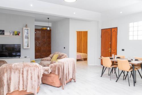 Spacious & Relaxing Home with Free Parking, Valona (foto 8)