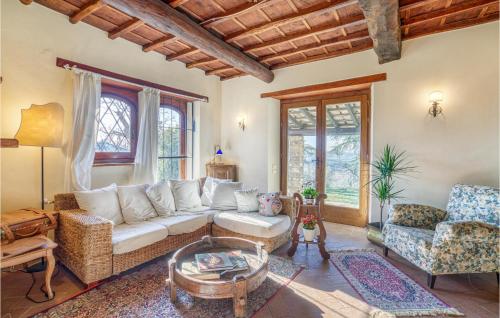 3 Bedroom Gorgeous Home In Greve In Chianti in Sezzate