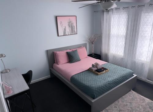 The Cali Suite w/ Private Bath - 15 min from The Airport, 10 min from Six Flags in Atlanta, USA