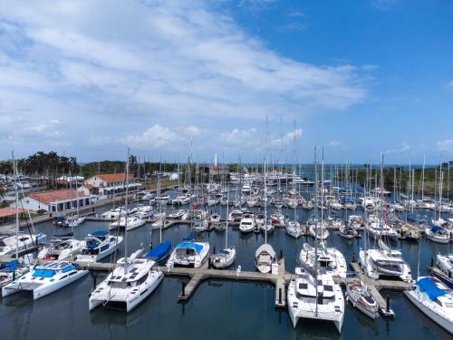 Buitenkant, Marina Hotel at Shelter Bay in Fort Sherman