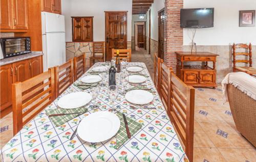 Nice home in Montefrio with Outdoor swimming pool WiFi and 5 Bedrooms - image 7
