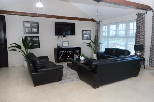 酒吧/高級酒吧, 肖特灣碼頭酒店 (Marina Hotel at Shelter Bay) in 謝爾曼堡