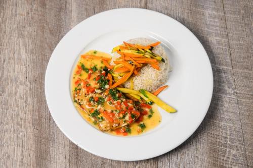 餐飲選擇, 肖特灣碼頭酒店 (Marina Hotel at Shelter Bay) in 謝爾曼堡