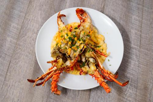 Eten en drinken, Marina Hotel at Shelter Bay in Fort Sherman