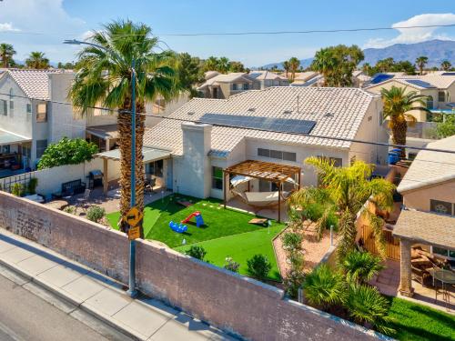 Jardim, 8BR 5BA SuperHero Retreat-King Beds, BBQ, Hammock, Firepit, MiniGolf, WorkSpace in Las Vegas (NV)