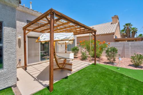 Vista, 8BR 5BA SuperHero Retreat-King Beds, BBQ, Hammock, Firepit, MiniGolf, WorkSpace in Las Vegas (NV)