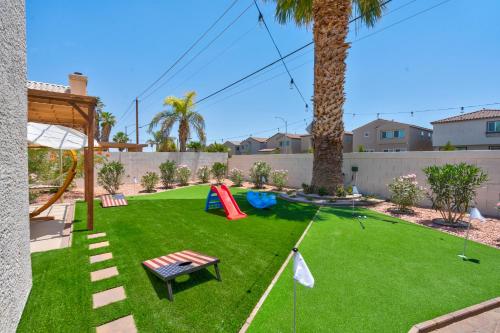 Jardim, 8BR 5BA SuperHero Retreat-King Beds, BBQ, Hammock, Firepit, MiniGolf, WorkSpace in Las Vegas (NV)